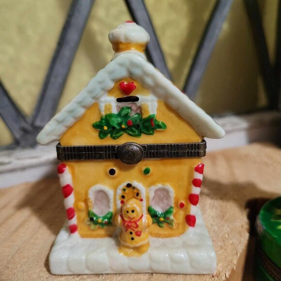 Abbott Collection - Porcelain Hinged Trinket Box - Gingerbread House - Picture 1 of 9
